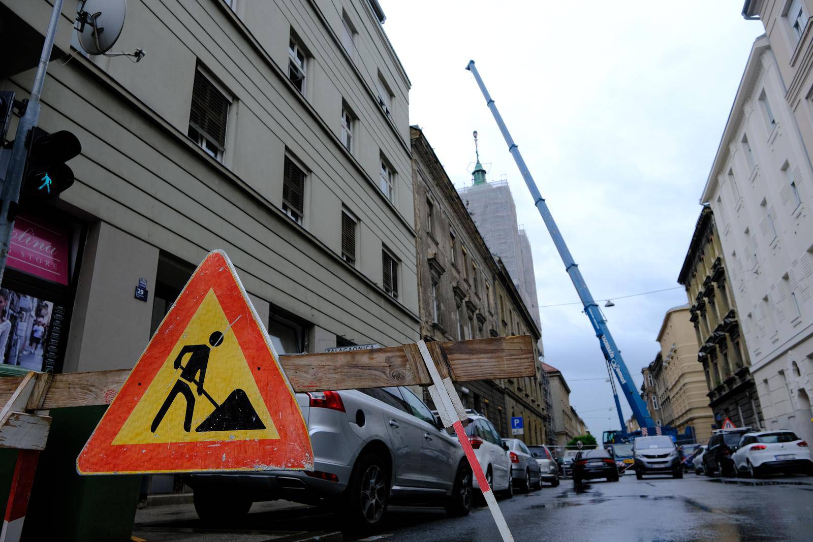 Blokirali dio Palmotićeve ulice u Zagrebu, spuštanje kupole s oštećene crkve ovisit će o vjetru