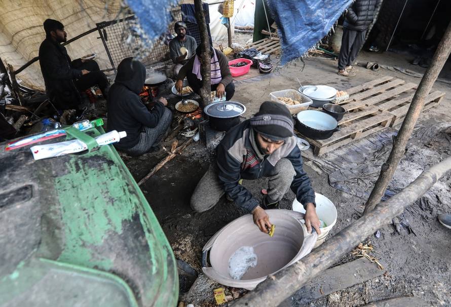 Izbjeglice u kampu Vučjak čekaju vijesti o preseljenju