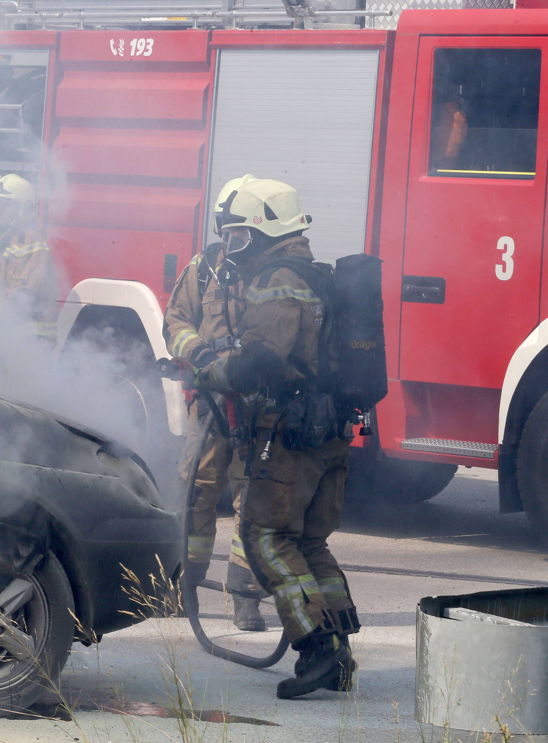 Split: Na ulazu u benzinsku postaju zapalio se osobni automobil