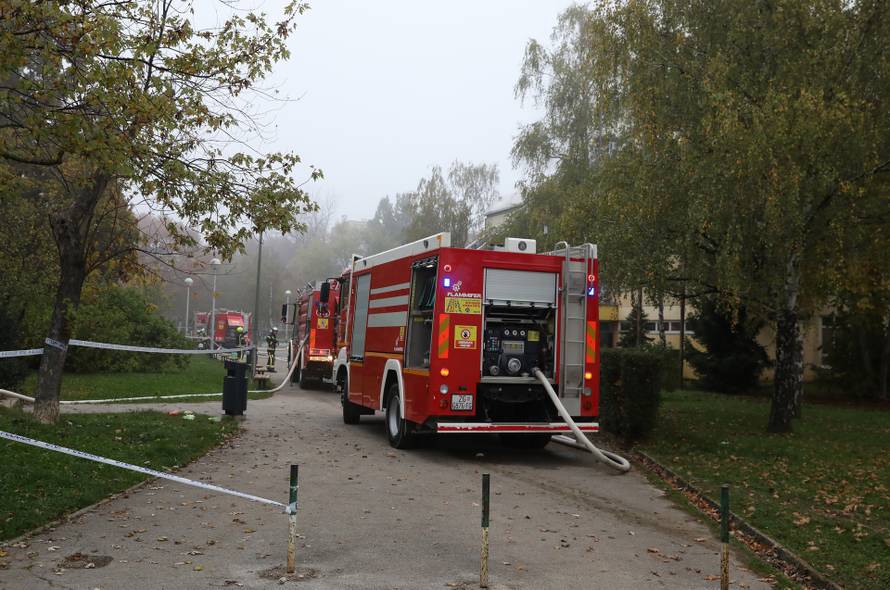 VIDEO Osnovna škola u Zagrebu gorjela više od dva sata, jedan vatrogasac je lakše ozlijeđen