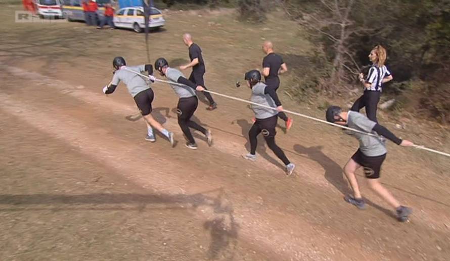 Obitelji trebaju raditi  timski i povući traktor težak 1600 kg