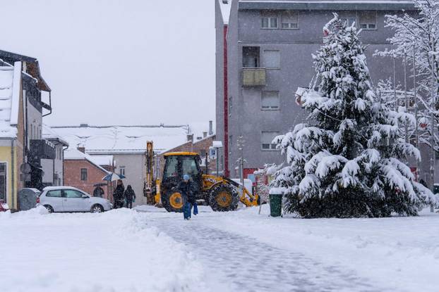 U Gospiću je izmjereno 16 cm snijega