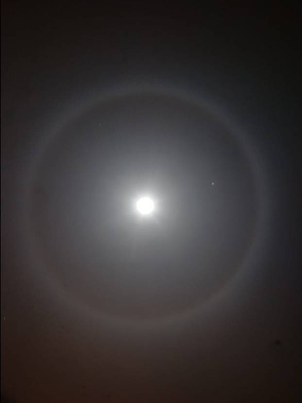 FOTO Hrvate uznemirila čudna pojava na nebu: 'Što bi to sada moglo biti oko Mjeseca!?'