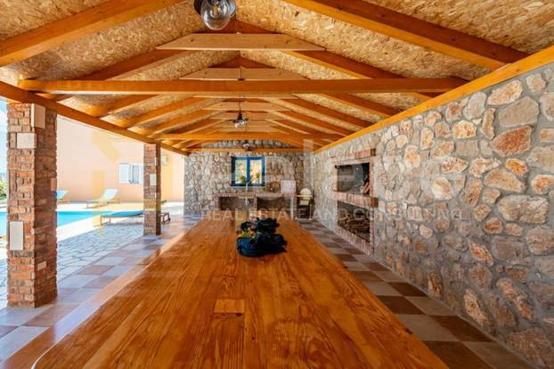 FOTO Najjeftinija vila na otoku Pašmanu ima bazen, ljetnu kuhinju i 300 metara do plaže!