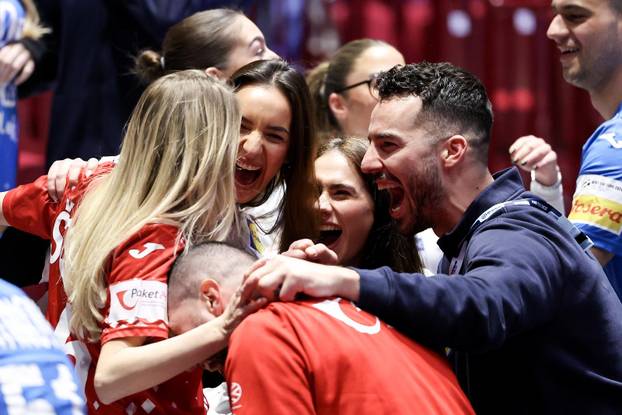 Malmo: Hrvatski rukometaši ipak najviše vole proslavu ulaska u polufinale uz poljupce svojih partnerica i zagrljaje obitelji
