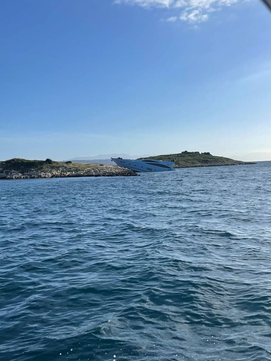 Jahtom se nasukao na Pijavicu