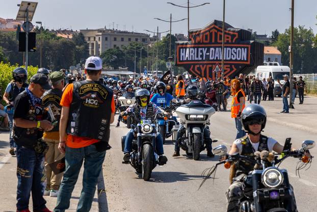 Nekoliko tisuća vlasnika Harley Davidsona prolazi kroz Pulu u defileu
