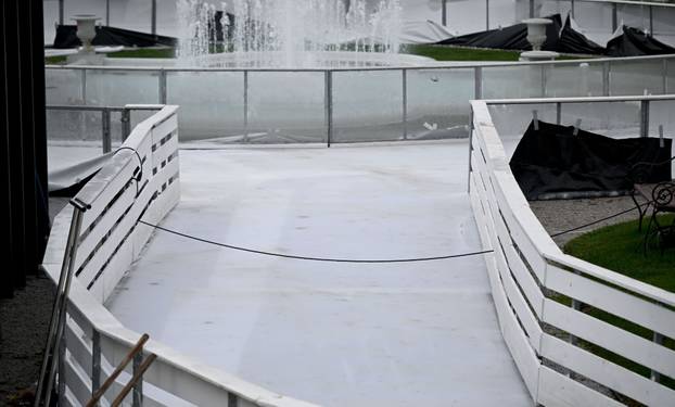 Zagreb: Priprema se ledeni park na Zrinjevcu i postavljaju se adventske kućice