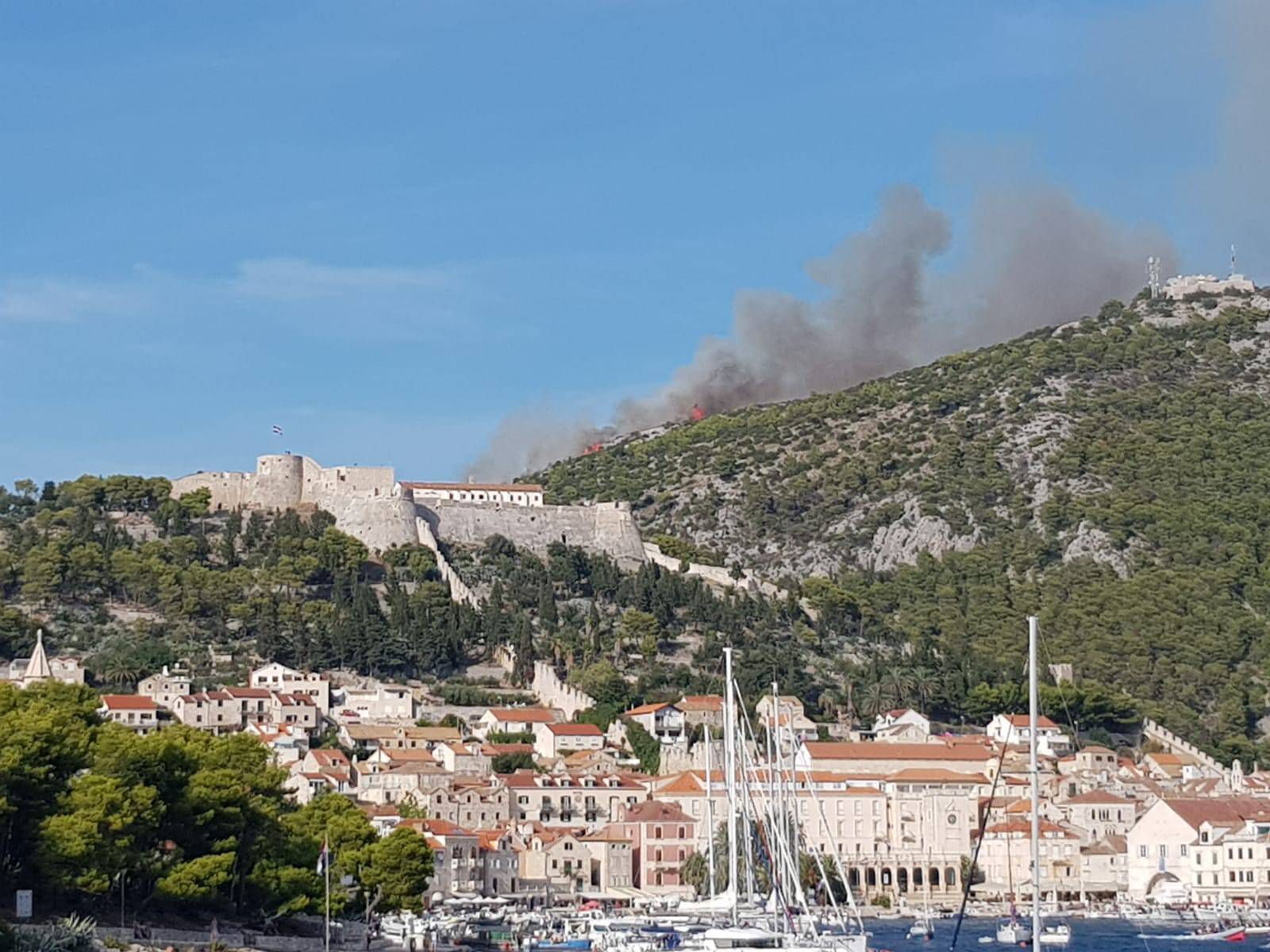 Gorjelo na Hvaru, vatrogasci uspjeli obraniti zvjezdarnicu