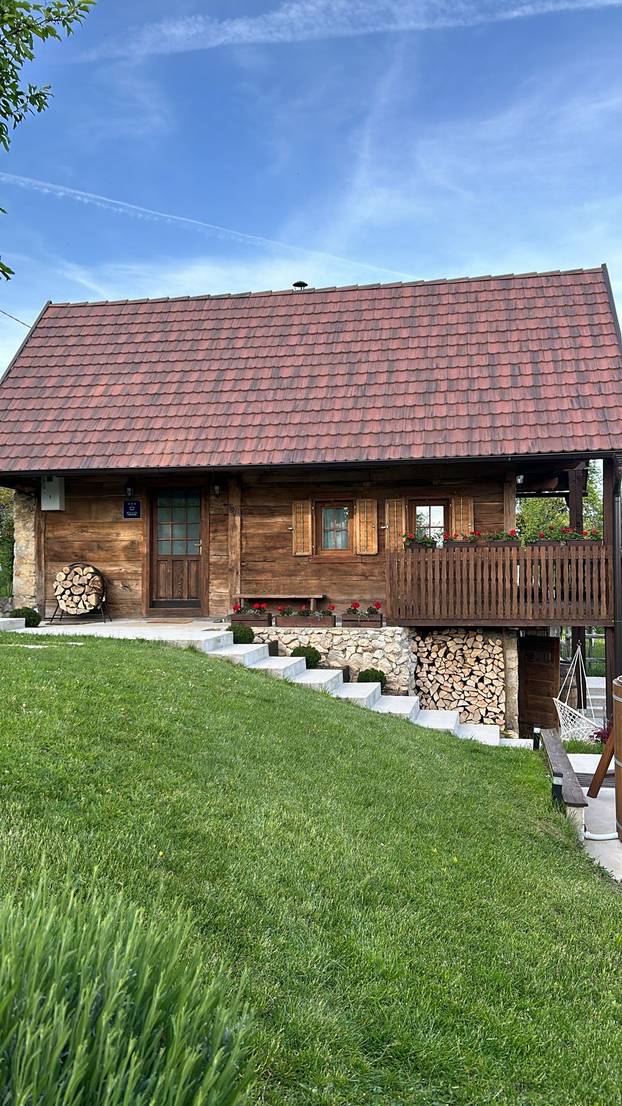 FOTO Ova kuća blizu Zagreba pravi je raj - filmove možete gledati iz bačve za kupanje!