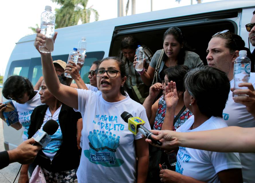 Majke koje su štrajkale glađu u crkvi prevezli su  u bolnicu
