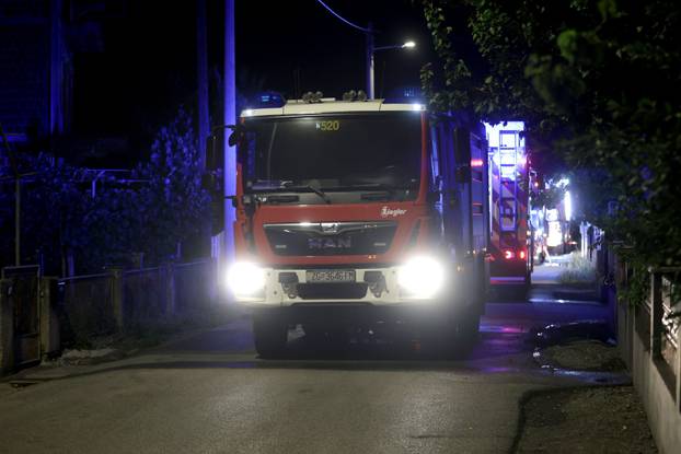 Velik požar u Sesvetama, izgorjelo deset automobila, oštećen i brod