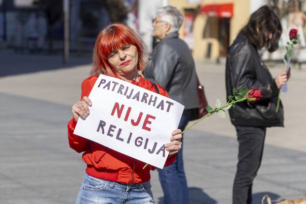 Osijek: Molitelji i protuprosvjednici okupili se ispred konkatedrale