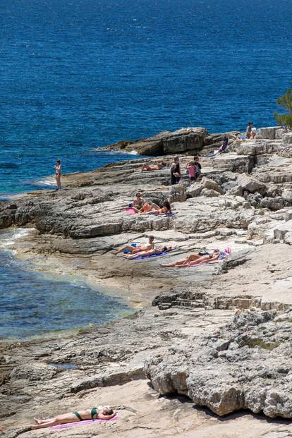 Pula: Tek malobrojni turisti uživali u kupanju i boravku uz more na prvi dan ljeta