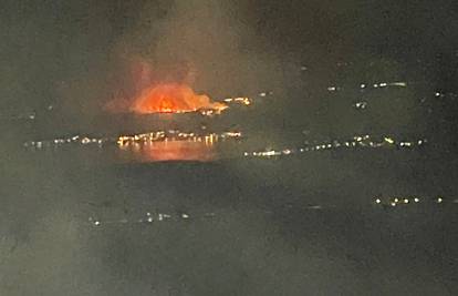 VIDEO Ovo je požar kod Zadra iz aviona, vatrogasci su se borili cijelu noć: 'Obranili smo kuće'