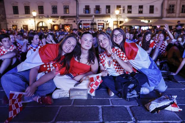 Osijek: Navijači prate utakmicu Hrvatska  - Portugal 