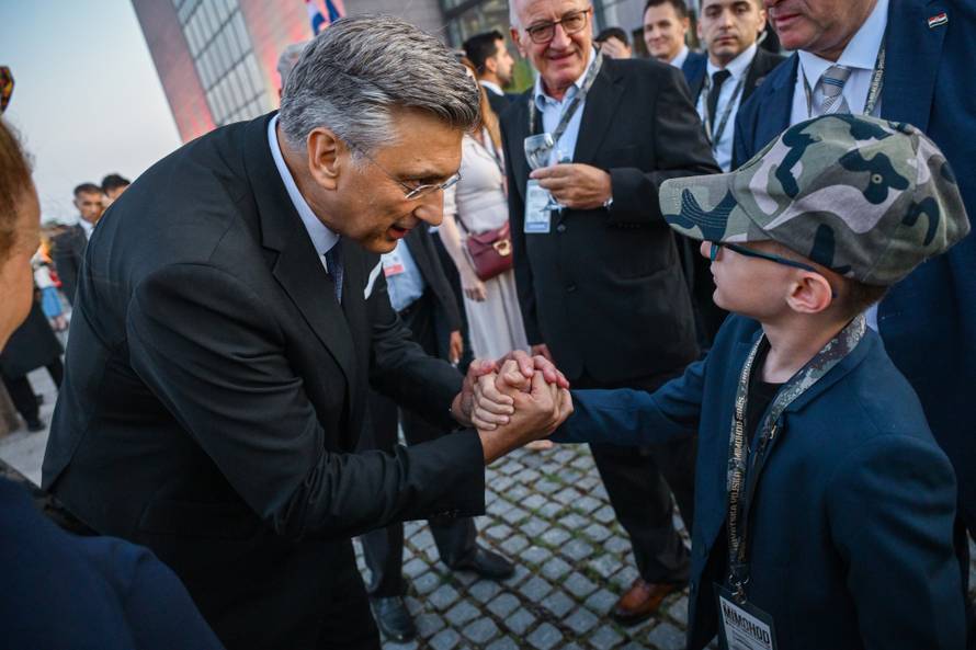 Zagreb: Domjenak nakon svečanog vojnog mimohoda u povodu 30 godina VRO Oluja