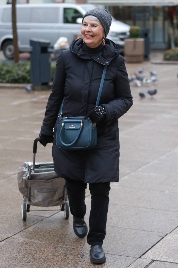 Zagreb: Nasmijana Jadranka Kosor prolazi Trgom Petra Preradovića