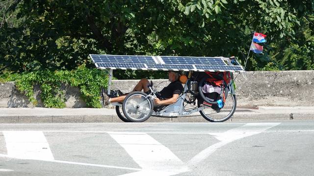 Elektro tricikl: Češkog turista na more vozi sunčeva svjetlost