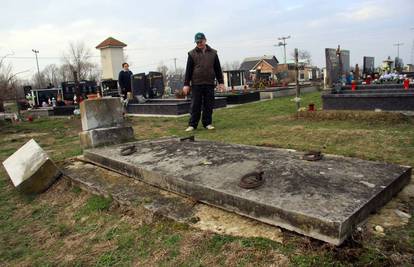 Mještani u šoku: Na groblju pronašli otkopanu grobnicu