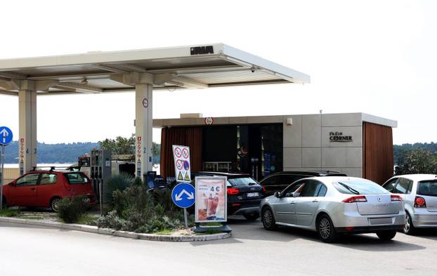 Šibenik: Po?ele su gužve na benzinskim postajama uo?i najavljenog poskupljenja goriva