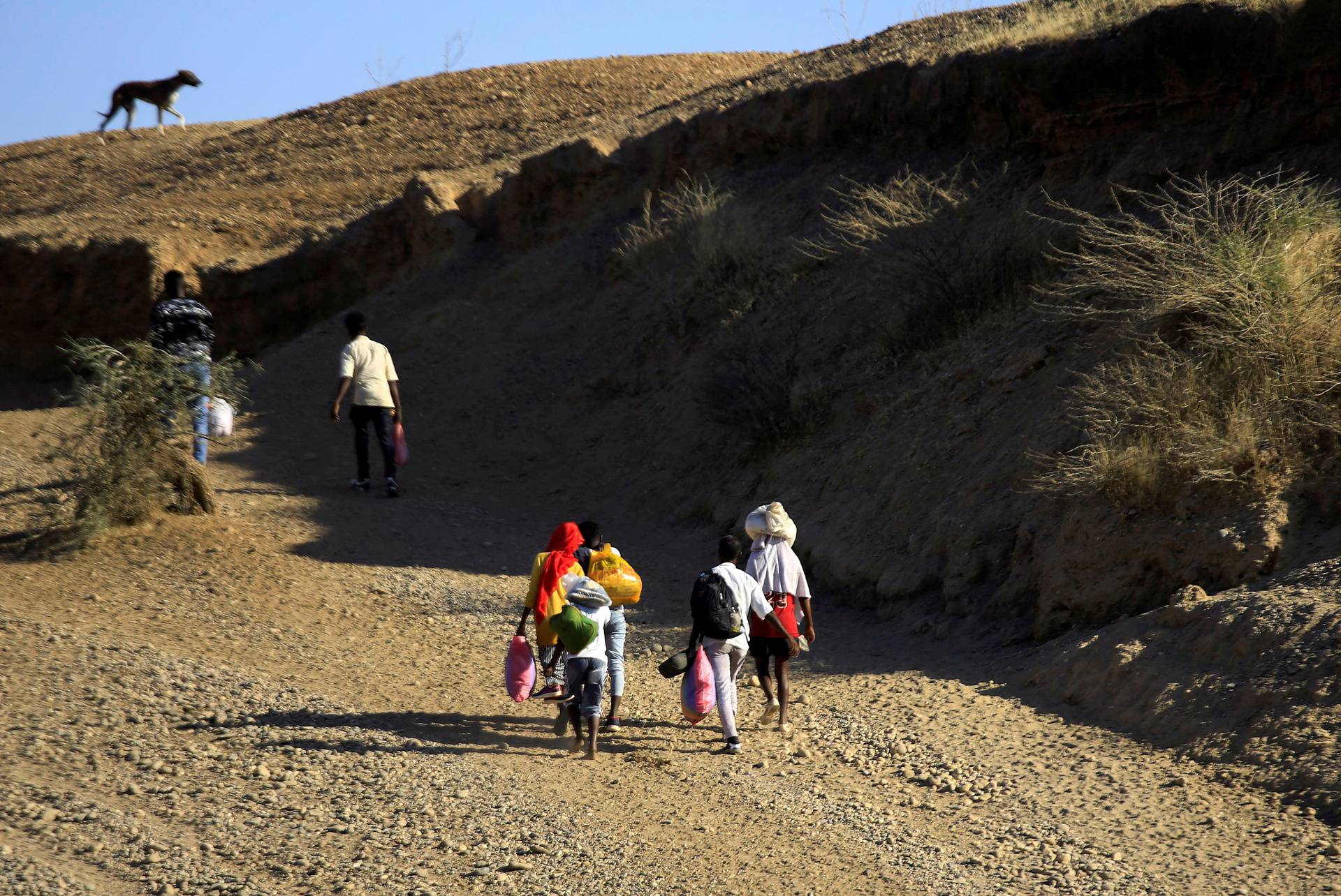 FILE PHOTO: Ethiopians cross into Sudan as they flee the fighting to settle in the Hamdayet village on the Sudan-Ethiopia border