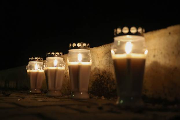 Škabrnja: Odavanje počasti poginulima paljenjem svijeća u Ulici 18. studenog 1991