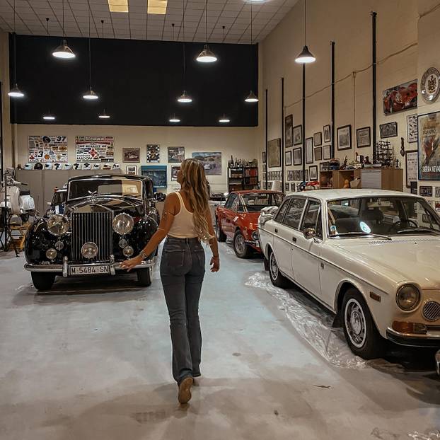 FOTO Paklena je za volanom, a tek kad skine gaćice i grudnjak