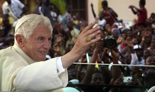 Papa Benedikt XVI. pomolio se uz voodoo hram pun pitona