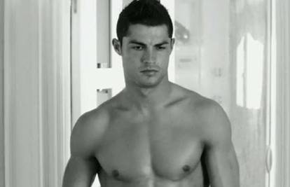 Polugoli Ronaldo reklamira Armani Jeans: Želite još?