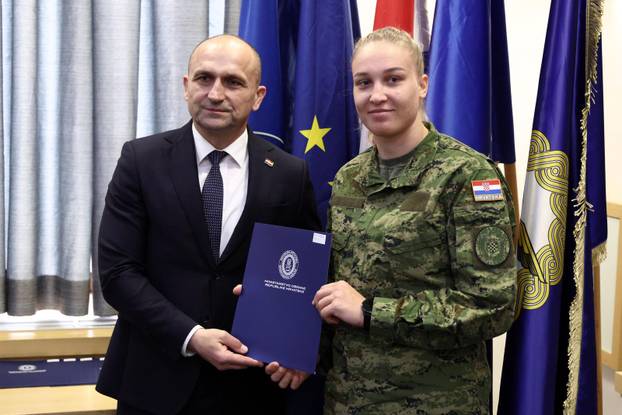 Zagreb: Ministar Anušić uručio ugovore vrhunskim sportašima i pričuvnicima Hrvatske vojske