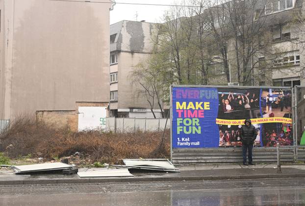 Zagreb: Olujni vjetar rušio bicikle i skele 