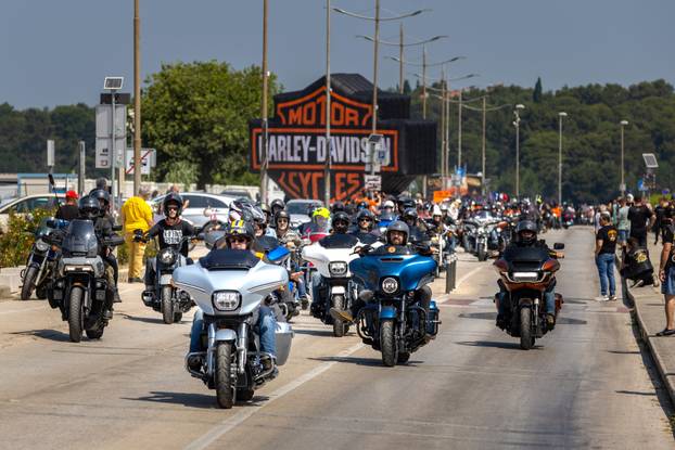Nekoliko tisuća vlasnika Harley Davidsona prolazi kroz Pulu u defileu