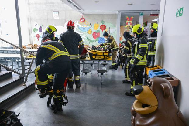 Zagreb: Ministar Fuchs zajedno s Tomislavom Toma&scaron;evi&cacute;em obi&scaron;ao je Osnovnu &scaron;kolu Remete koja je stradala u nevremenu