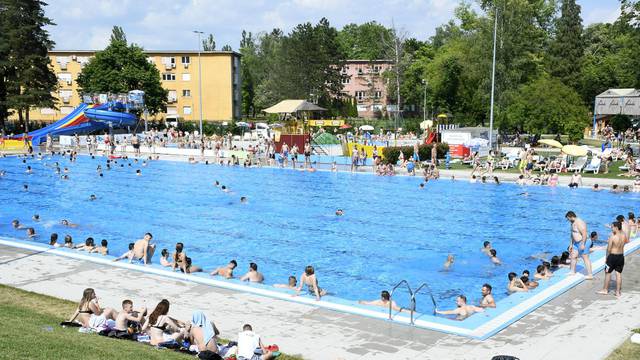 Sisak: Spas od toplinskog vala građani potražili na bazenu