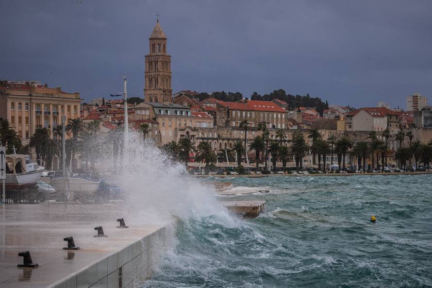 Split: Orkansko jugo potopilo rivu te stvaralo probleme u pomorskom prijevozu