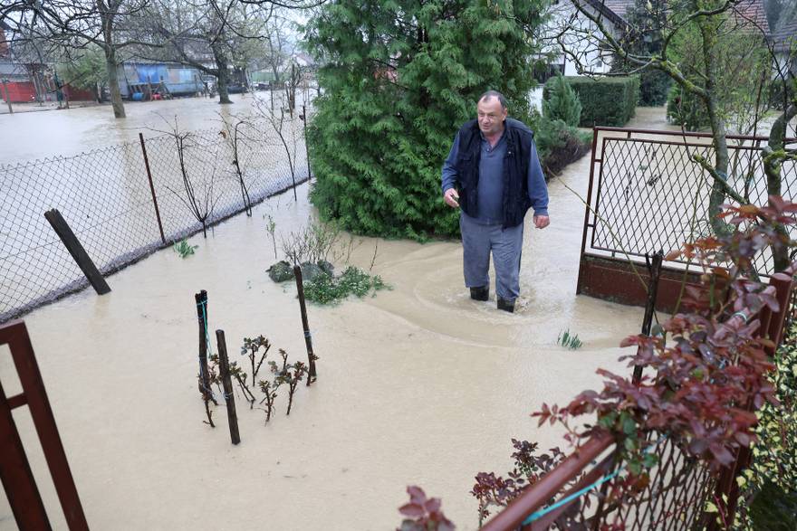 Poplava u Orahovici, voda prijeti kućama
