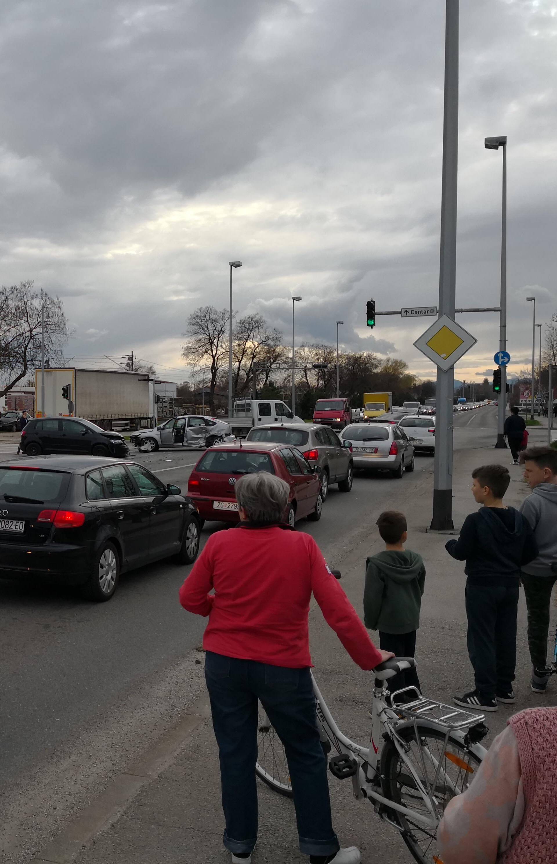 Nesreća u Zagrebu: U sudaru tri auta ozlijeđen jedan čovjek
