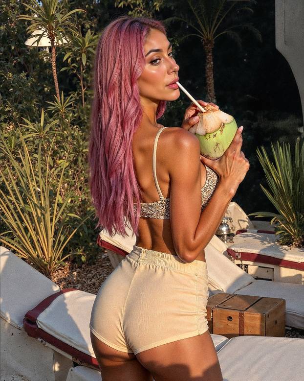 FOTO Ovaj seksi model ima milijun pratitelja, zarađuje više od svih nas - ali nije stvarna