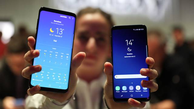 A hostess shows up Samsung's new S9 (R) and S9 Plus devices after a presentation ceremony at the Mobile World Congress in Barcelona