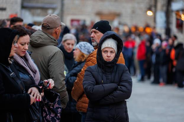 Završena procesija Za križen na Jelsi 