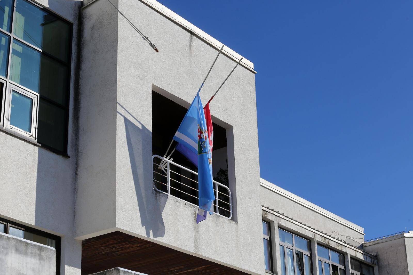 Mali Lošinj: Zastave spuštene na pola koplja u srednjoj školi koju je pohađala ubijena učenica