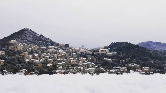 Jedinstveni prizori: Zasniježilo je čak i na Lastovskom otočju...