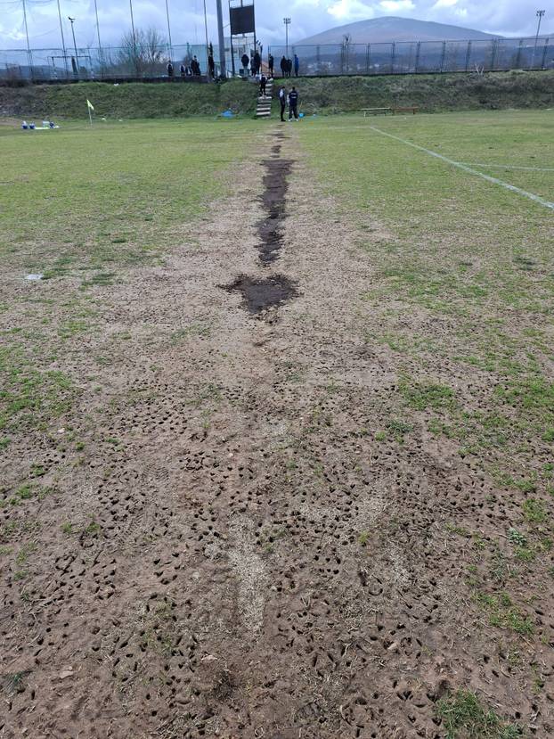 FOTO Sramota u Hrvacama. Ovo je nogometni teren?! Javio se savez, pogledajte što su našli