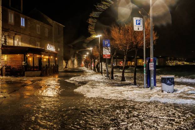 Kaštela: Olujno jugo i plima opet potopili Donja Kaštela