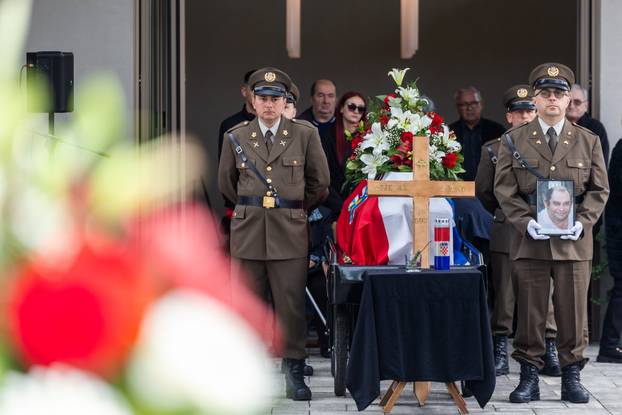 Vukovar: Posljednji ispraćaj i ukop identificiranih posmrtnih ostataka hrvatskog branitelja iz Domovinskog rata Stjepana Patka 