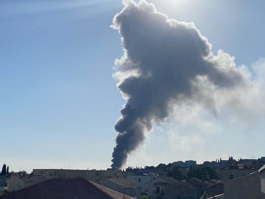FOTO Požar u Kaštel Sućurcu još nisu proglasili ugašenim, rade na sanaciji. Šteta će biti velika?