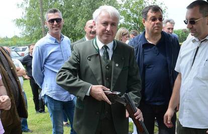 Bivši šef Lovačkog saveza dao si tri  plaće, jeo i pio za 39.000 €!