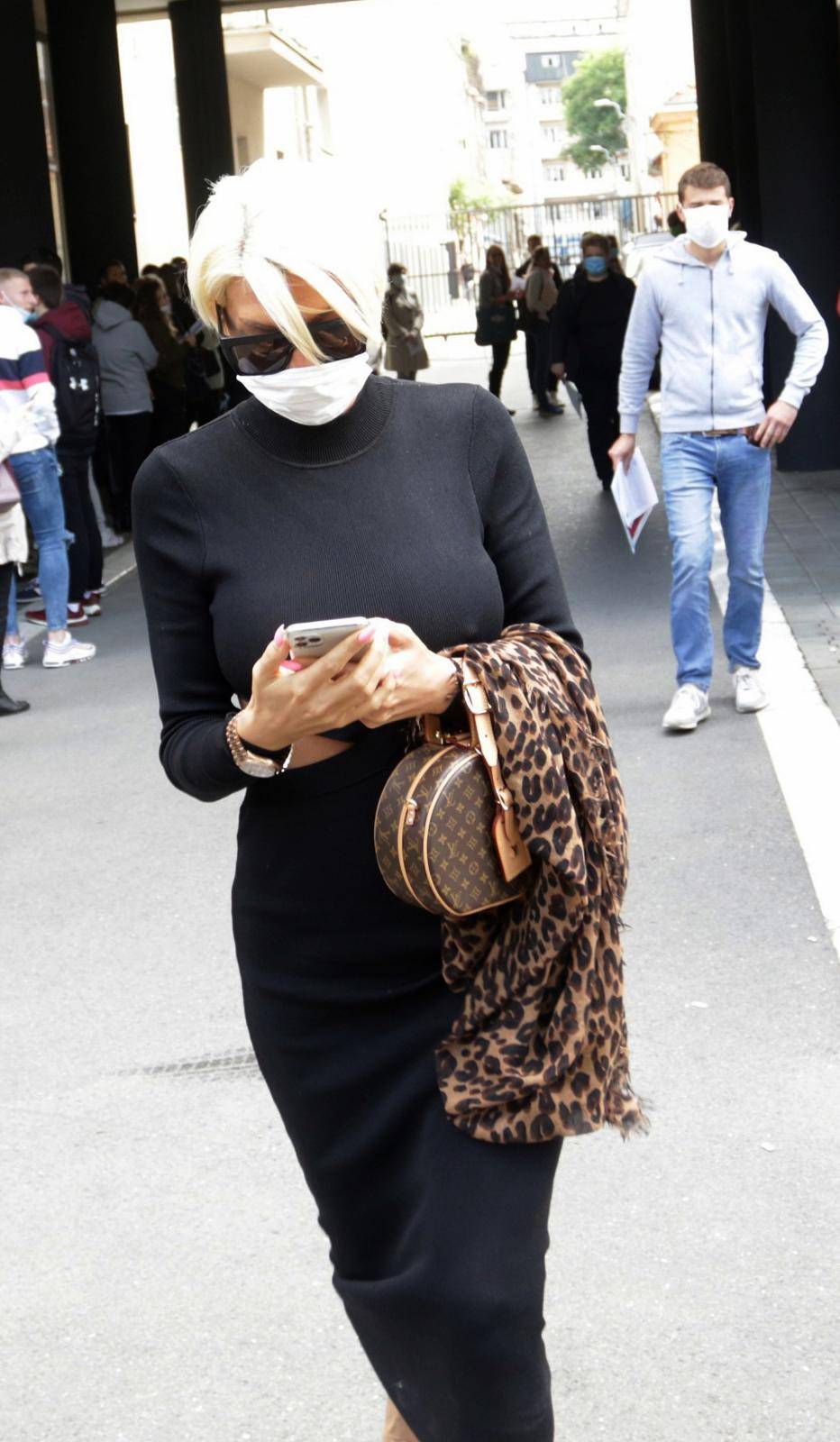 Jelena Karleusa in front of the First Basic Court in Belgrade.

Jelena Karlusa ispred Prvog osnovnog suda u Beogradu.