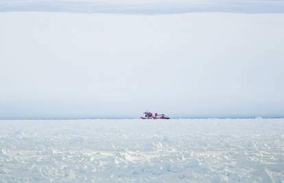Ni treći pokušaj nije uspio: 74 ljudi i dalje je zarobljeno u ledu